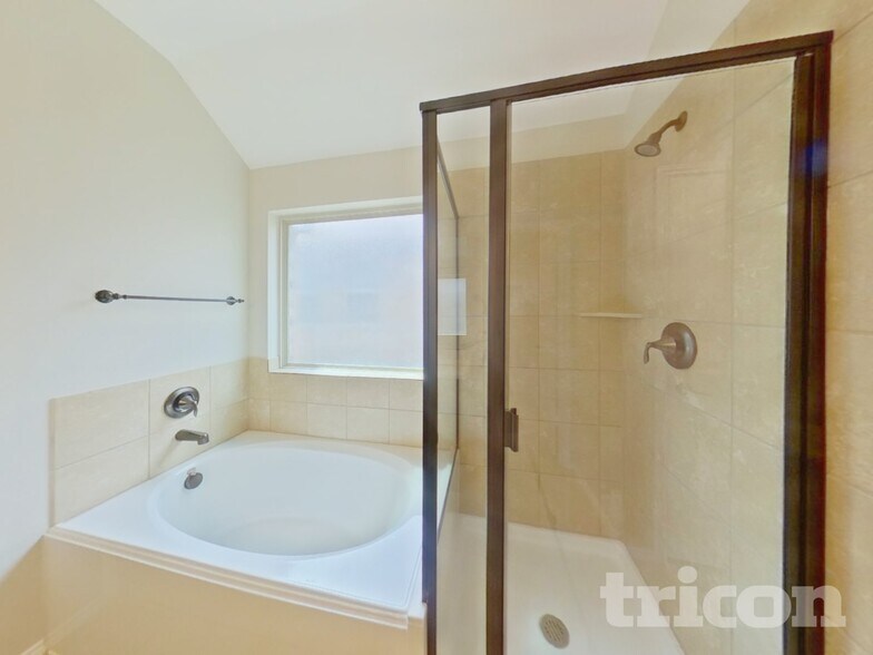 Building Photo - 5816 Burgundy Rose Dr