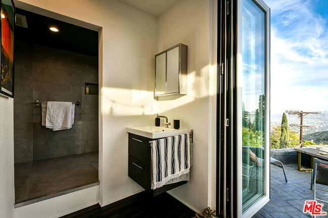 Building Photo - 7107 Pacific View Dr