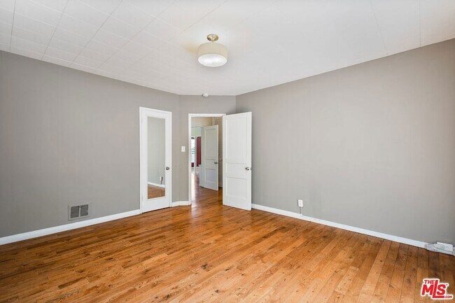 Building Photo - 1323 N Olive Dr