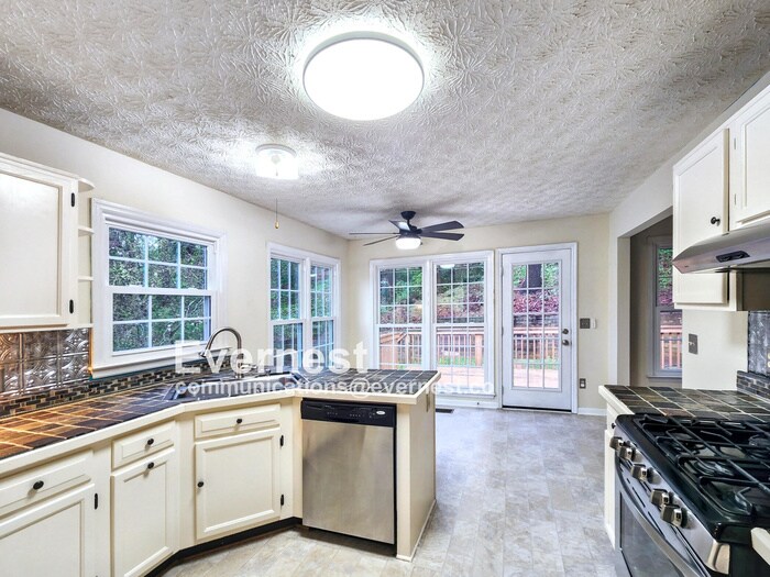 Building Photo - 2047 Arbor Forest Dr SW