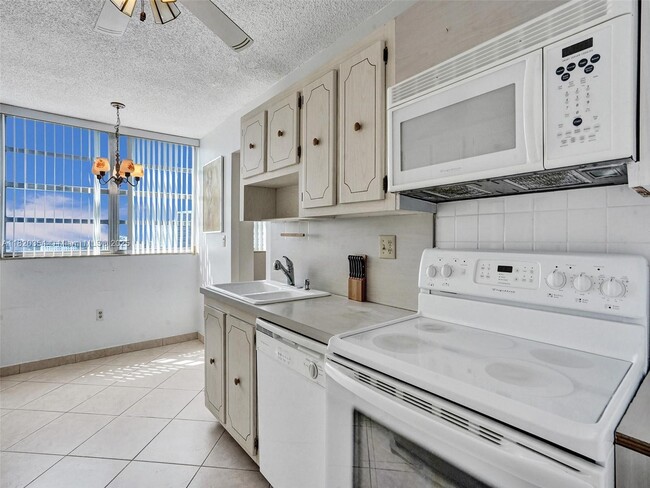 Building Photo - 1833 S Ocean Dr