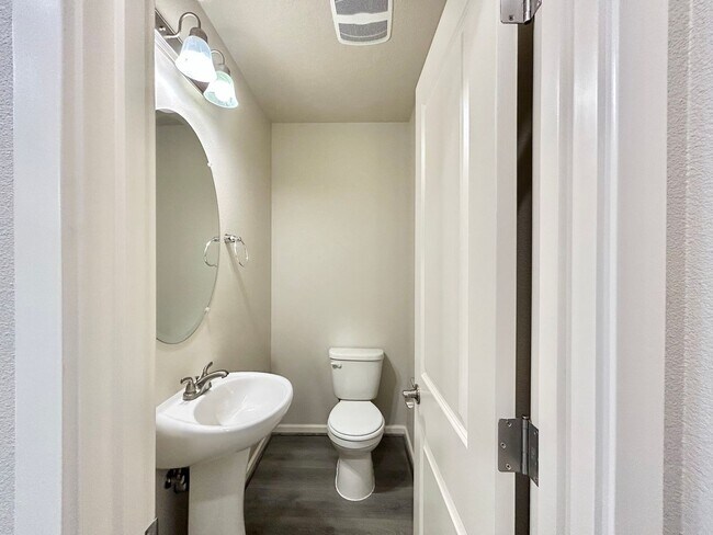Building Photo - Stunning 2 Bed, 2.5 Bath Craftsman Townhome with Community Amenities!