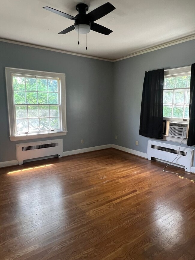 Building Photo - 2 Bedroom in Downtown Hendersonville!