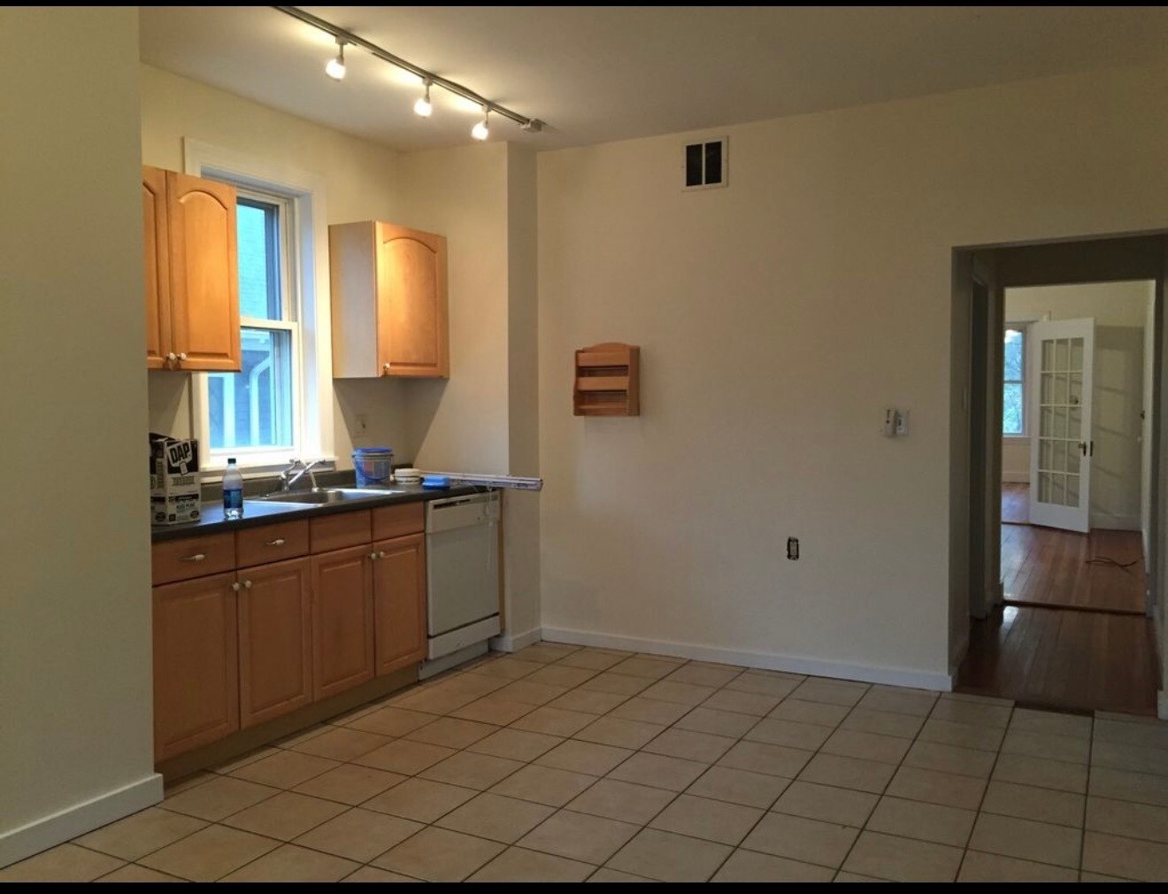 Building Photo - 756 Saratoga St