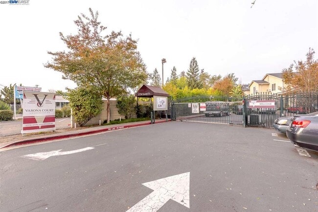 Building Photo - Utilities Paid! Modern Loft-Style Condo wi...