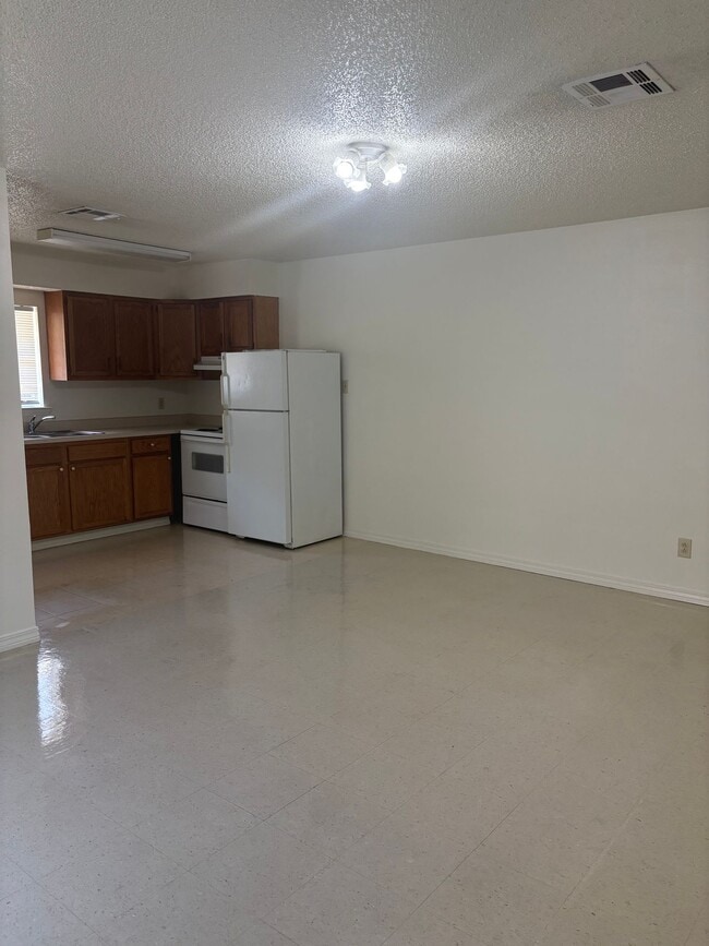 Building Photo - Waveland Duplex