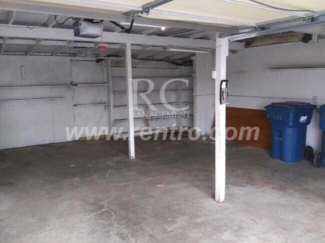 Building Photo - 905 Sprague-