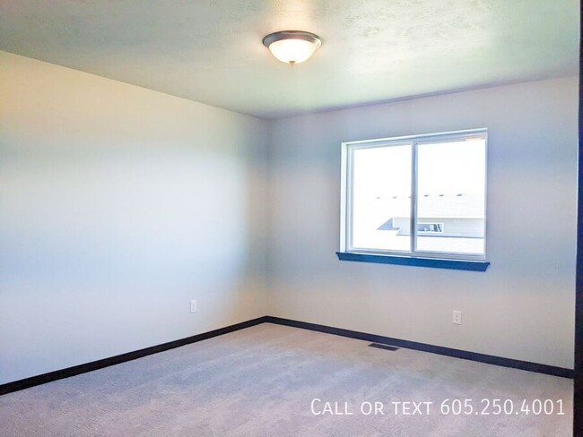 Building Photo - 3 Bedroom 2.5 Bathroom Townhome w/ Attache...