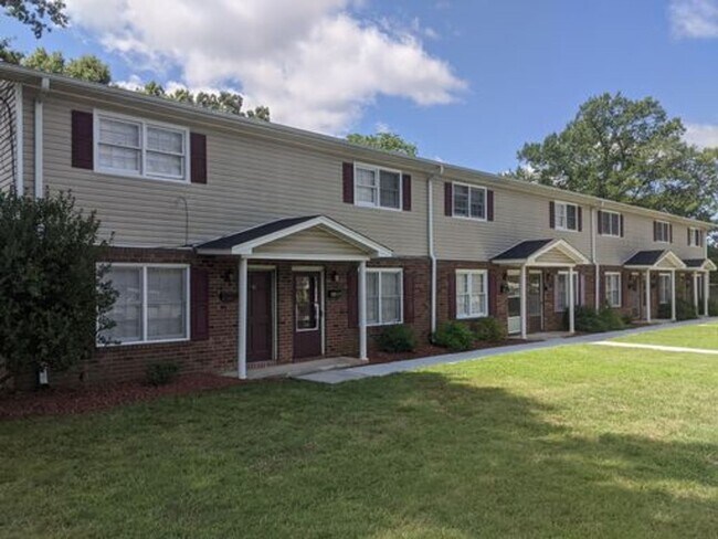Building Photo - Two bedroom, 1.5 bath in Graham--McAden Pl...