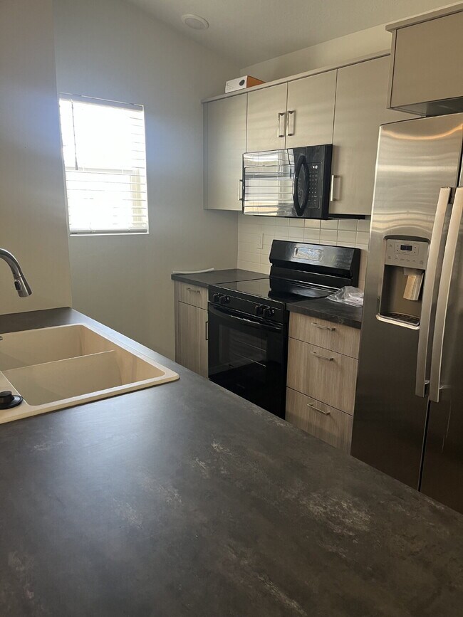 Building Photo - "Charming 3-Bed, 2-Bath Gem in Nampa