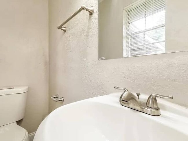 Building Photo - 2910 Dahlia Dr