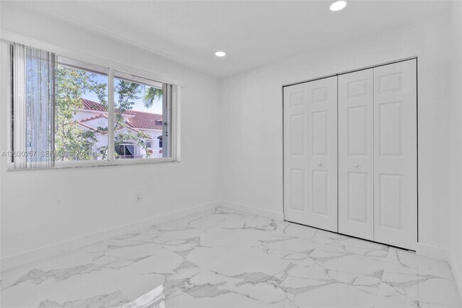 Building Photo - 10245 SW 154th Pl