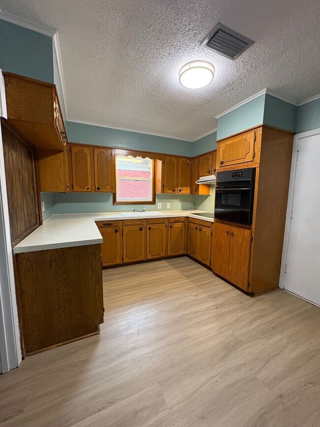 Building Photo - Beautiful 3 bedroom/1 bath home with Fireplace and Central HVAC!