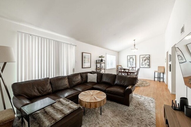 Building Photo - 250 Little St