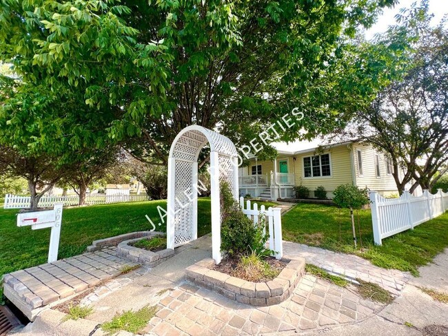 Primary Photo - Fully Furnished! Adorable 4 bedroom, 1.5 bath