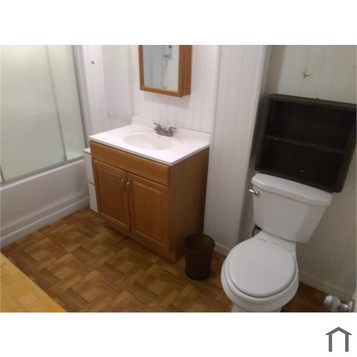 Bath - 122 E Vidas Ave