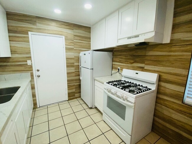 Building Photo - E Washington Ave Triplex