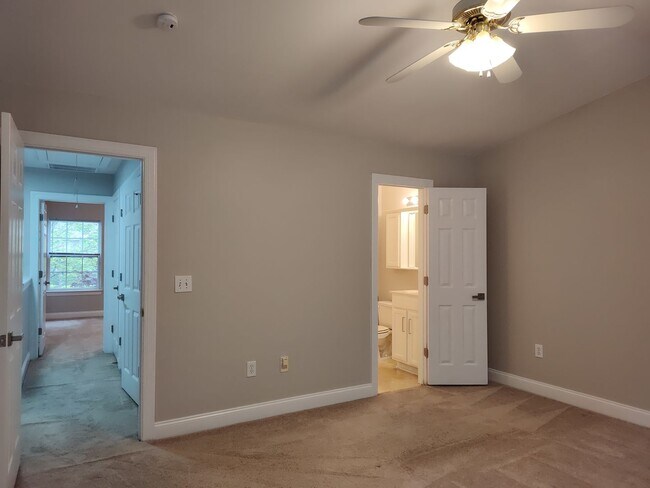 Building Photo - Move in ready Townhome in Morrison Place!