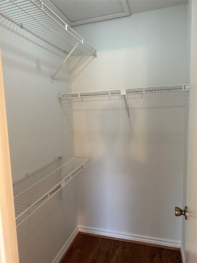 Building Photo - 3900 Woodchase Dr