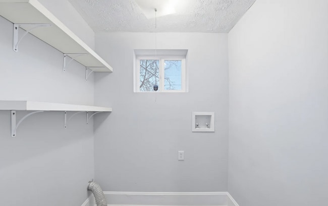 Building Photo - Large 2 Bedroom Home