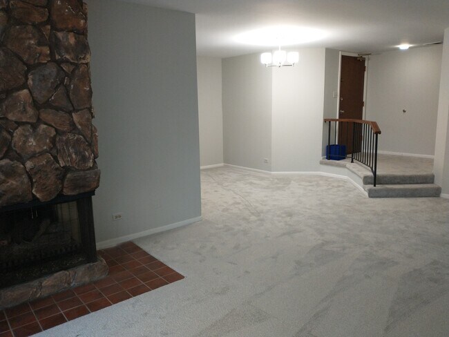 Building Photo - 905 Surrey Dr