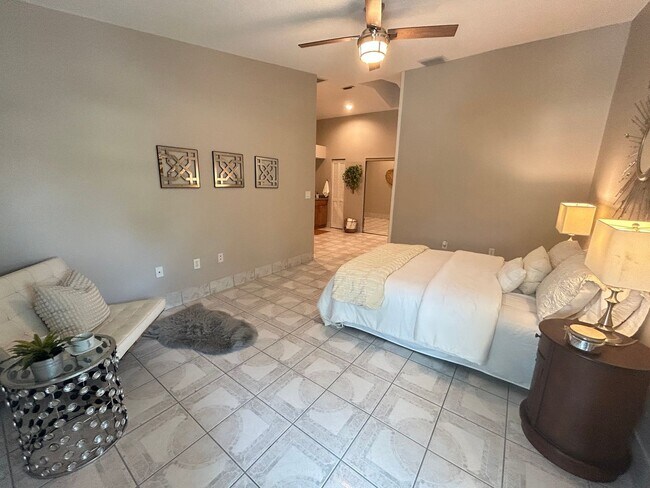 Building Photo - Gorgeous 3 Bed/3 Bath in Tranquil Gated Co...
