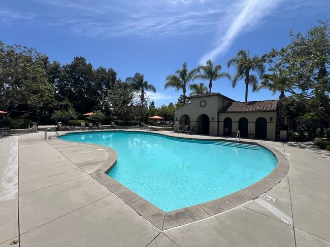 Building Photo - Amazing 2 Bedroom/2.5 Bathroom