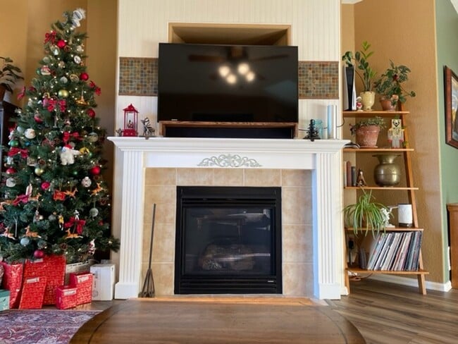 Building Photo - Bright & Open 2 Bedroom Condo on West Side