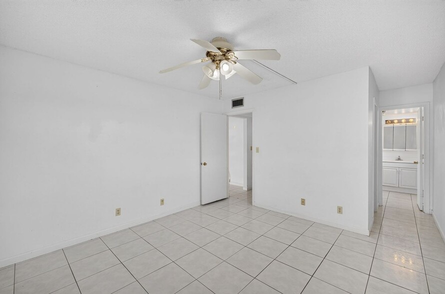Building Photo - 660 Tennis Club Dr