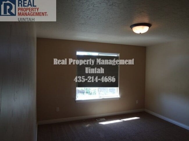 Building Photo - 3 Bedroom Condo With 2 Car Garage.