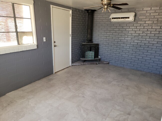 Building Photo - 461 W Thurber Rd