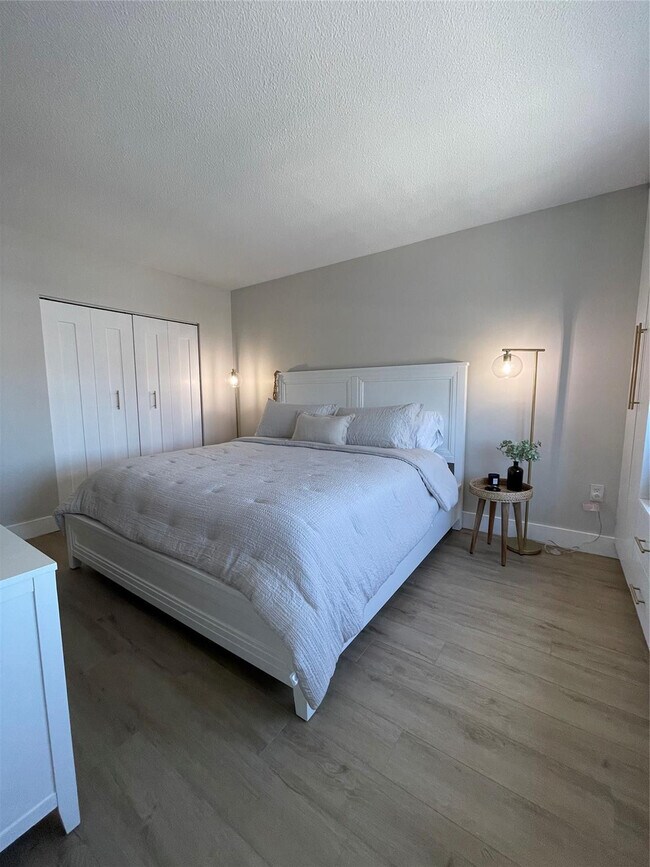 Building Photo - 400 Kings Point Dr