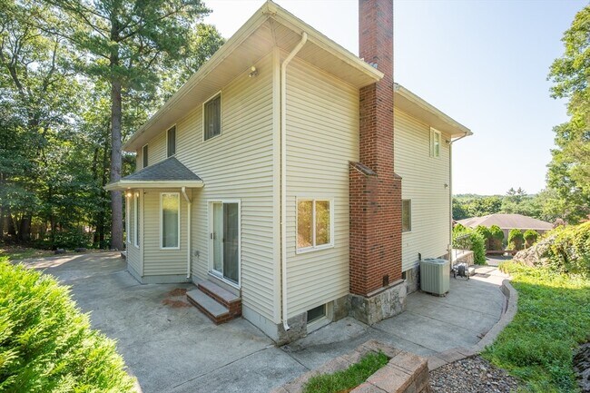 Building Photo - 12 Parkway Dr
