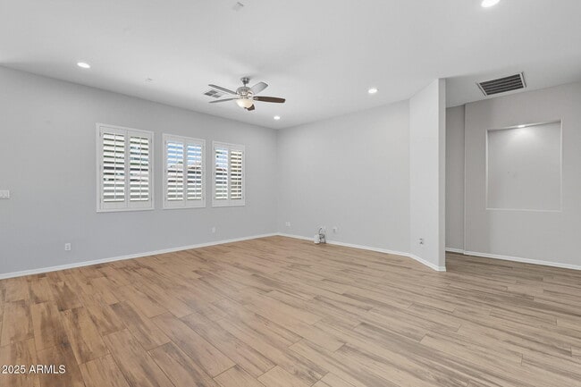 Building Photo - 1545 E Kings Ct