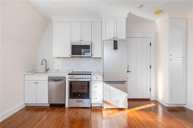 Building Photo - 67 Perry St