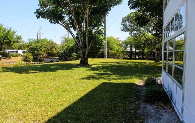 Building Photo - 319 Newport V