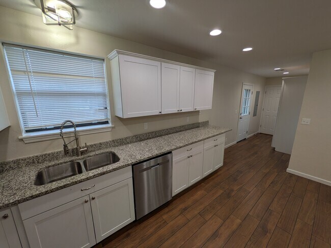 Building Photo - 906 Parkview Dr