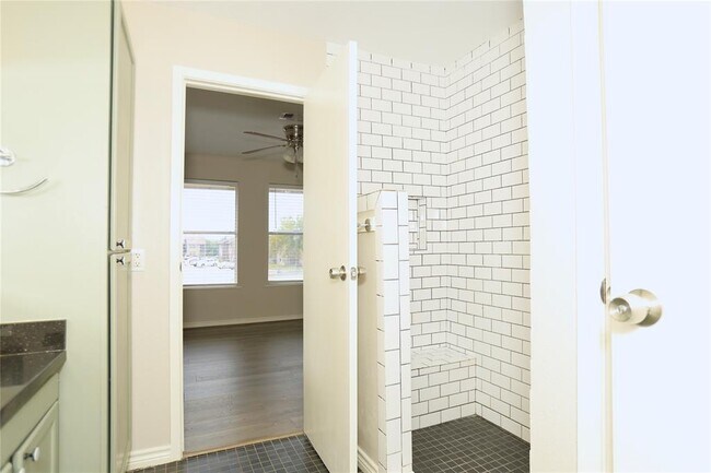 Building Photo - 418 Garland Dr