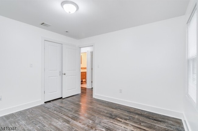 Building Photo - 860 Lyons Ave