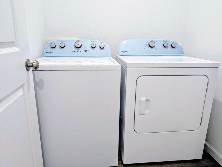 Building Photo - 711 Dylan Ct