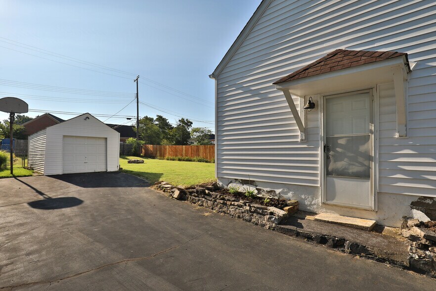 Building Photo - 5586 Emerson Ave