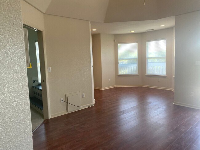 Building Photo - Beautiful Lakefront Home in the Vineyard! 55+ community