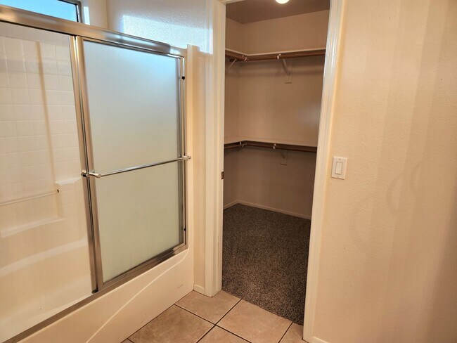 Building Photo - Rental Home Available in Surprise!