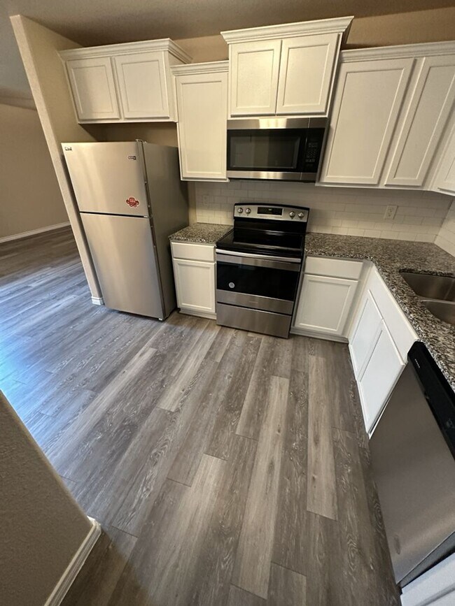 Building Photo - 3BD/2BA