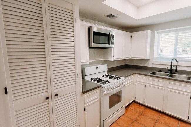 Building Photo - 1505 Windsong Trail