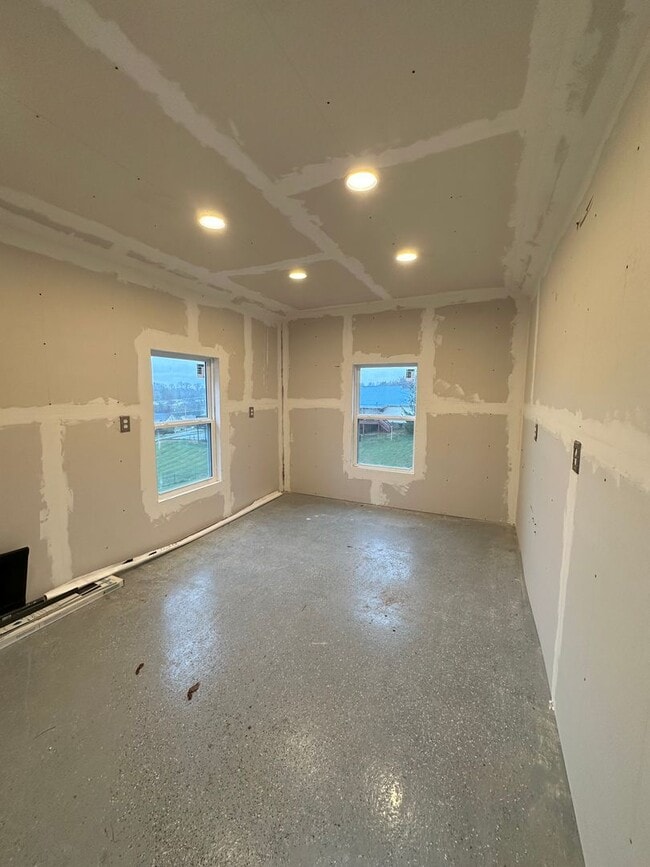 Building Photo - 4 Bedroom/3 Bathroom House in Piney Flats, TN