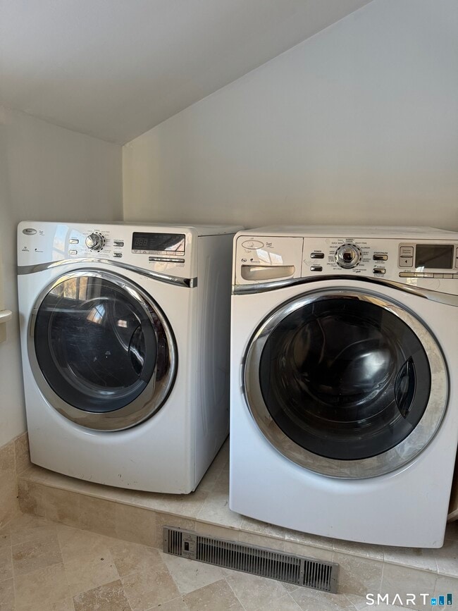 Building Photo - 30 Hopyard Rd