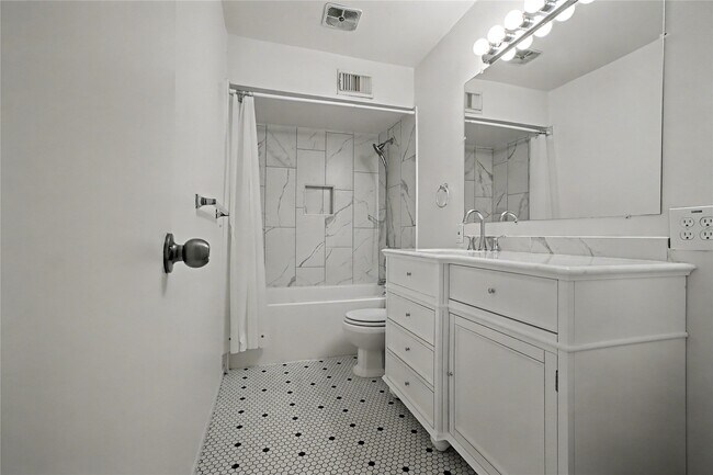 Building Photo - 357 N Post Oak Ln