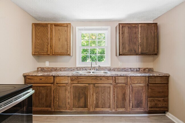 Building Photo - 2 Bed / 1 Bath. Pet Friendly. Off street parking.