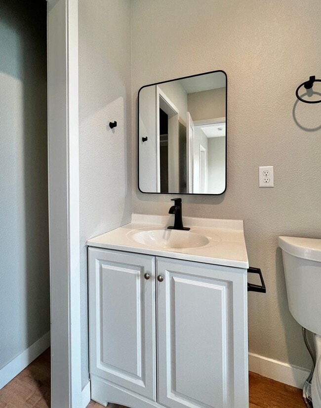 Building Photo - Dodge Ct (KC-AM)